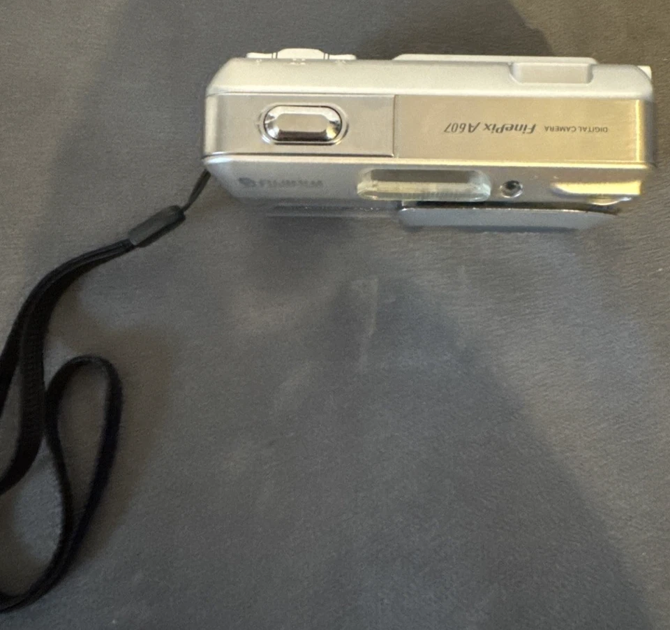 FUJIFILM FINEPIX A607 COMPACT DIGITAL CAMERA 6MP DIGITAL CAMERA 3 X OPTICAL ZOOM, photo 3 of 5