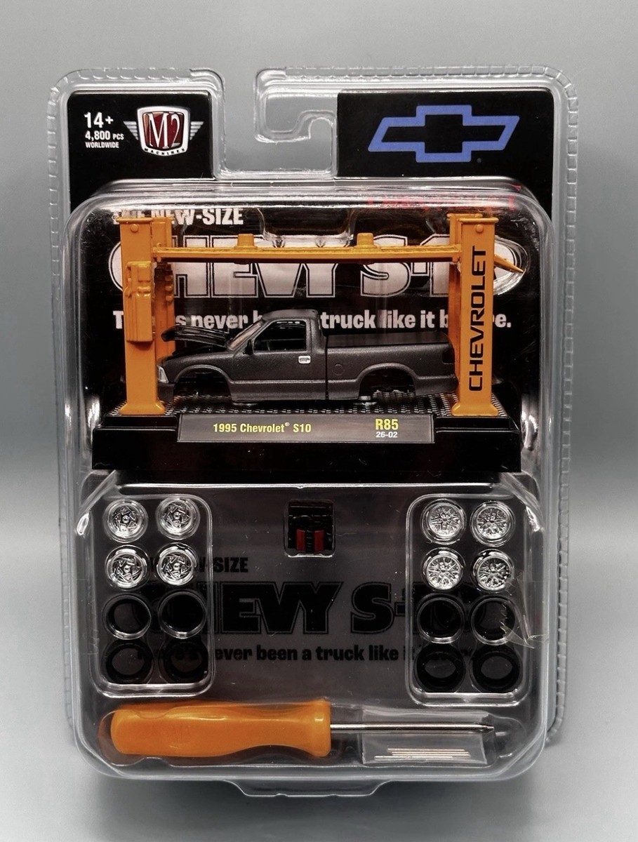 ミニカー M2MACHINES 2026 M2 Machines Model Kit 1995 Chevrolet S10 R85 26-02 W/ Car