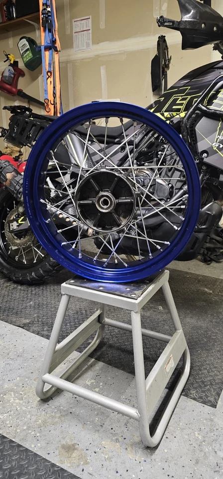 Llanta/rueda trasera Yamaha Tenere 700 18 x 4,00 azul OEM 2019-2023 2020 2021 2022 Foto 2 de 4