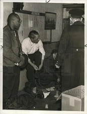 1939 Press Photo Inmates of Warrensville workhouse being searched for weapons