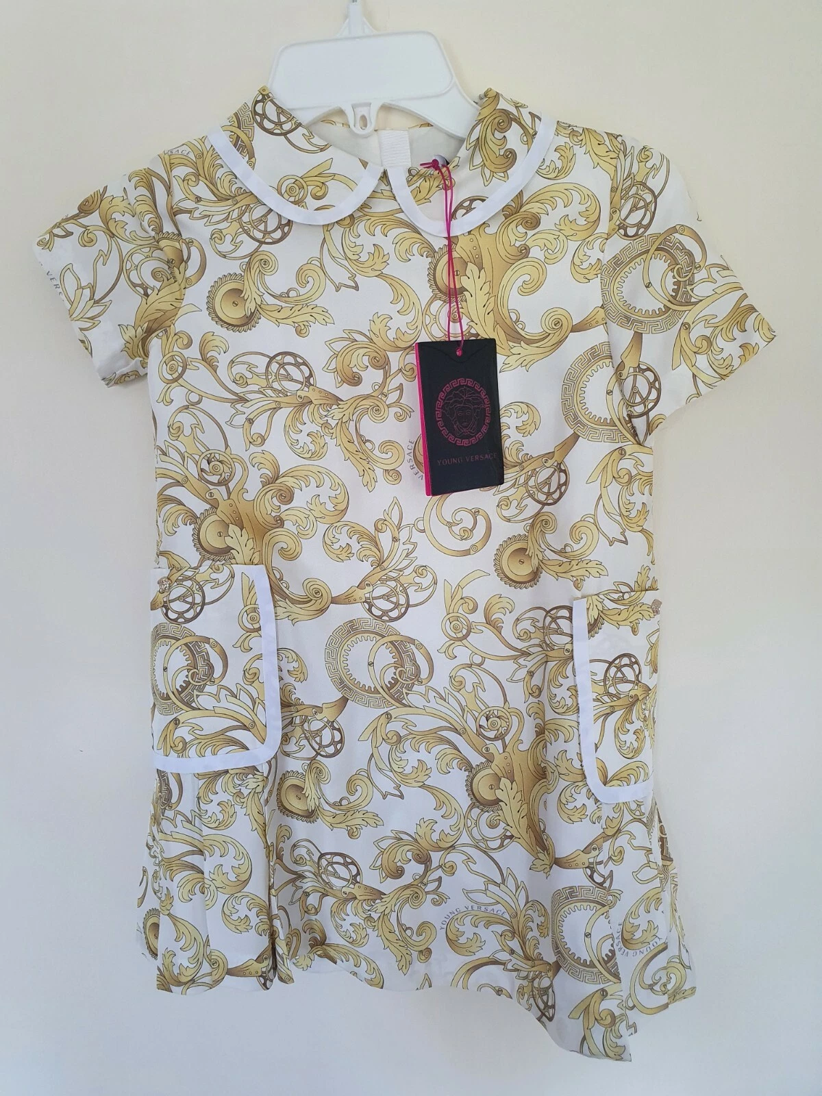 Abito in seta stampa barocca tono bianco e oro Young Versace età 6 anni prezzo consigliato £350