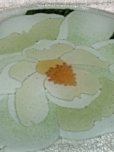 Peggy Karr Signed Fused Art Glass White Flower 7.75”w/ Green Orange Yellow nice! - Picture 5 of 9