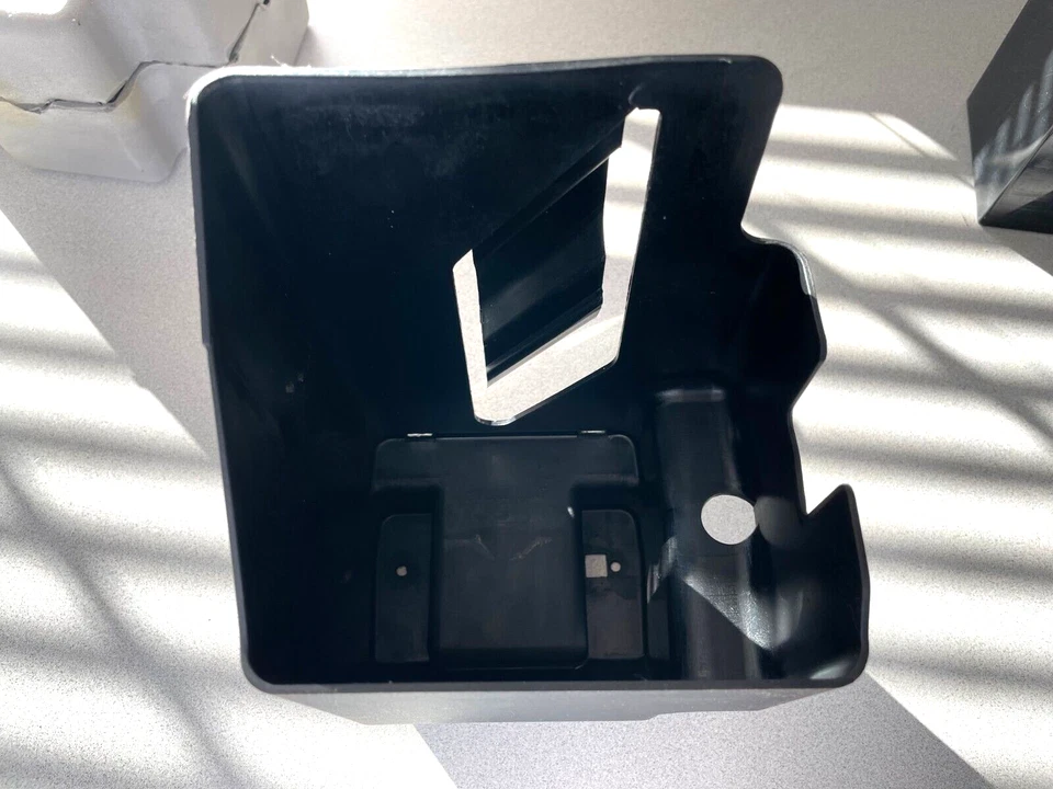 Mercedes-Benz CLS500 C219 2004-2010 ~ CUBIERTA DE BOMBA DE VACÍO ~ A2118050014 Foto 2 de 4