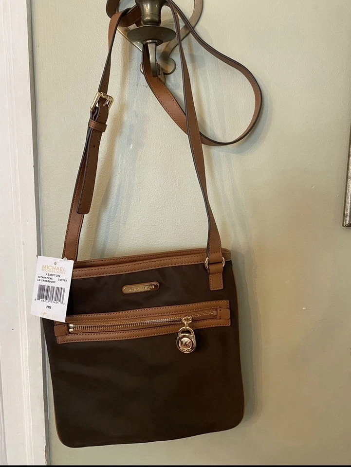 Bolso Bandolera Michael Kors Para Mujer Kempton Nylon Correa Ajustable Marrón Foto 2 de 4