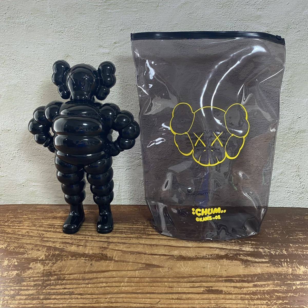 KAWS CHUM 2002, limited 500 pieces, autographed, black, 360 KAWS CHUM 2002, limited 500 pieces, autographed, black, 360