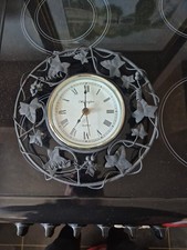 Horloge murale décorative Wellington quartz métal décor floral à piles