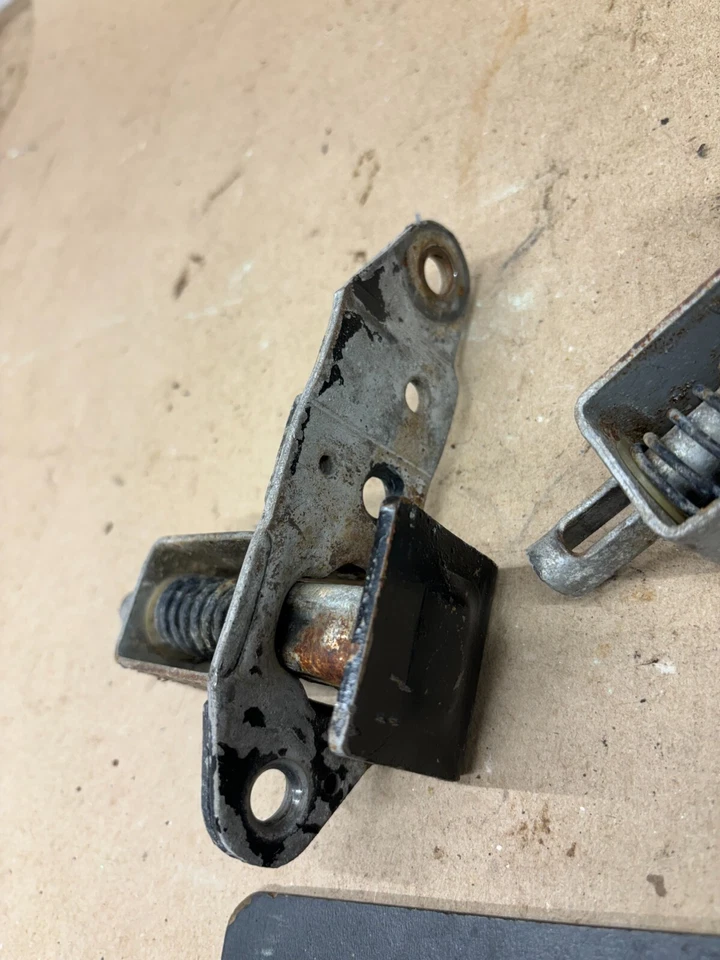 1988 1989 90 91 92 93 94 CHEVROLET GMC K1500 K2500 TAILGATE LATCH LATCHES SET PA - Image 2 of 4