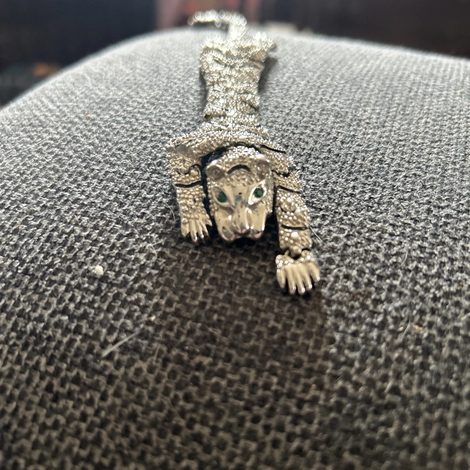 Pulsera de tigre de plata que se convirtió en pasador de hombro Foto 2 de 3