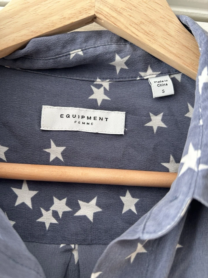 Camisa Equipment Mujer Estampado de Estrellas Seda Abotonada Azul y Blanco Talla Pequeña Foto 2 de 4