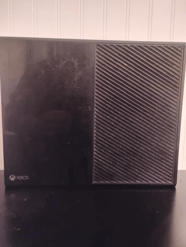 Microsoft Xbox One + Mando Inalámbrico Foto 2 de 2