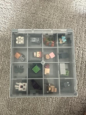 Minecraft Figurines Collecting Carrying Case & 23 Figurines