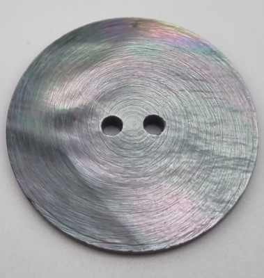 Grauer Perlmutt 2-Loch-Knopf 28-45 mm Ziseliert / Mother-of-Pearl Button E66