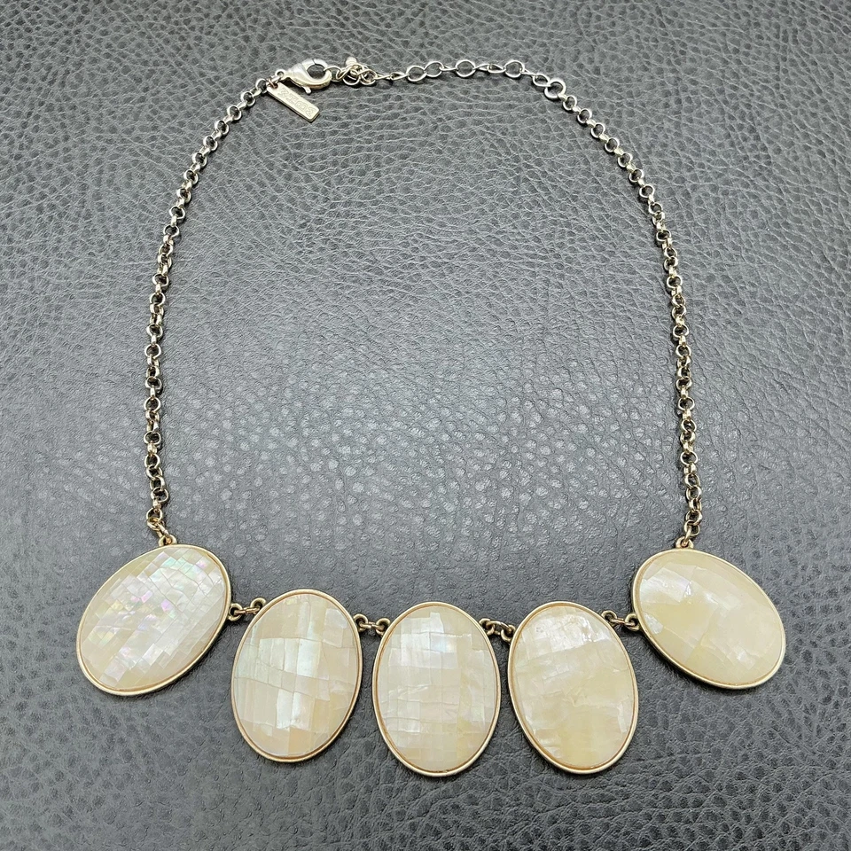 Collar Casa Blanca Mercado Negro Declaración Madreperla Tono Dorado Cadena Ovalada Foto 2 de 4