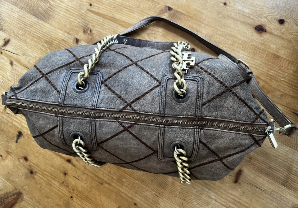 Bolso de Hombro Tory Burch Acolchado Gamuza - Marrón Taupe - Logotipo de Correa de Cadena Dorada Foto 3 de 4