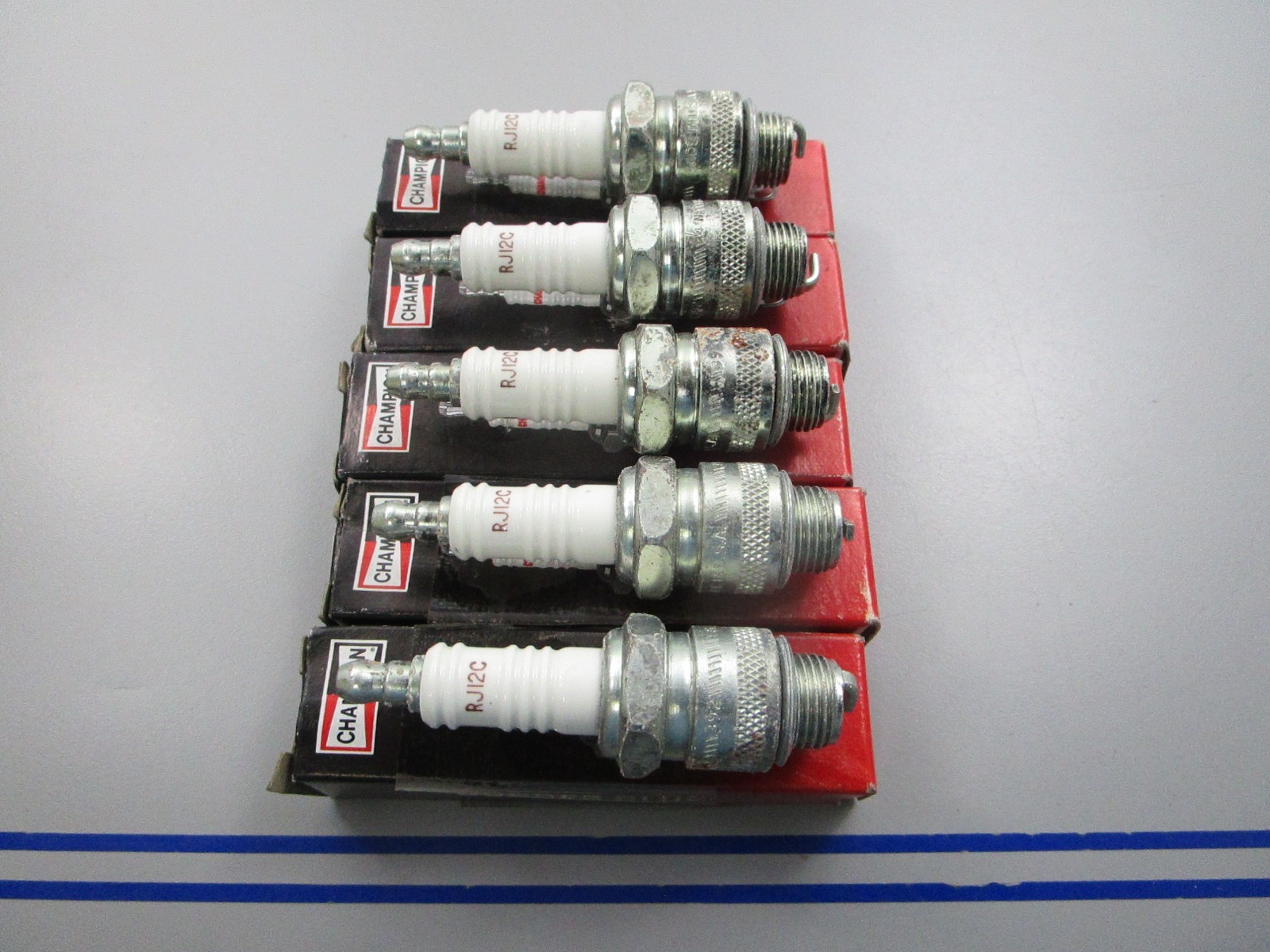 NEW LOT OF 5 RJ12C Champion Spark Plug 0810