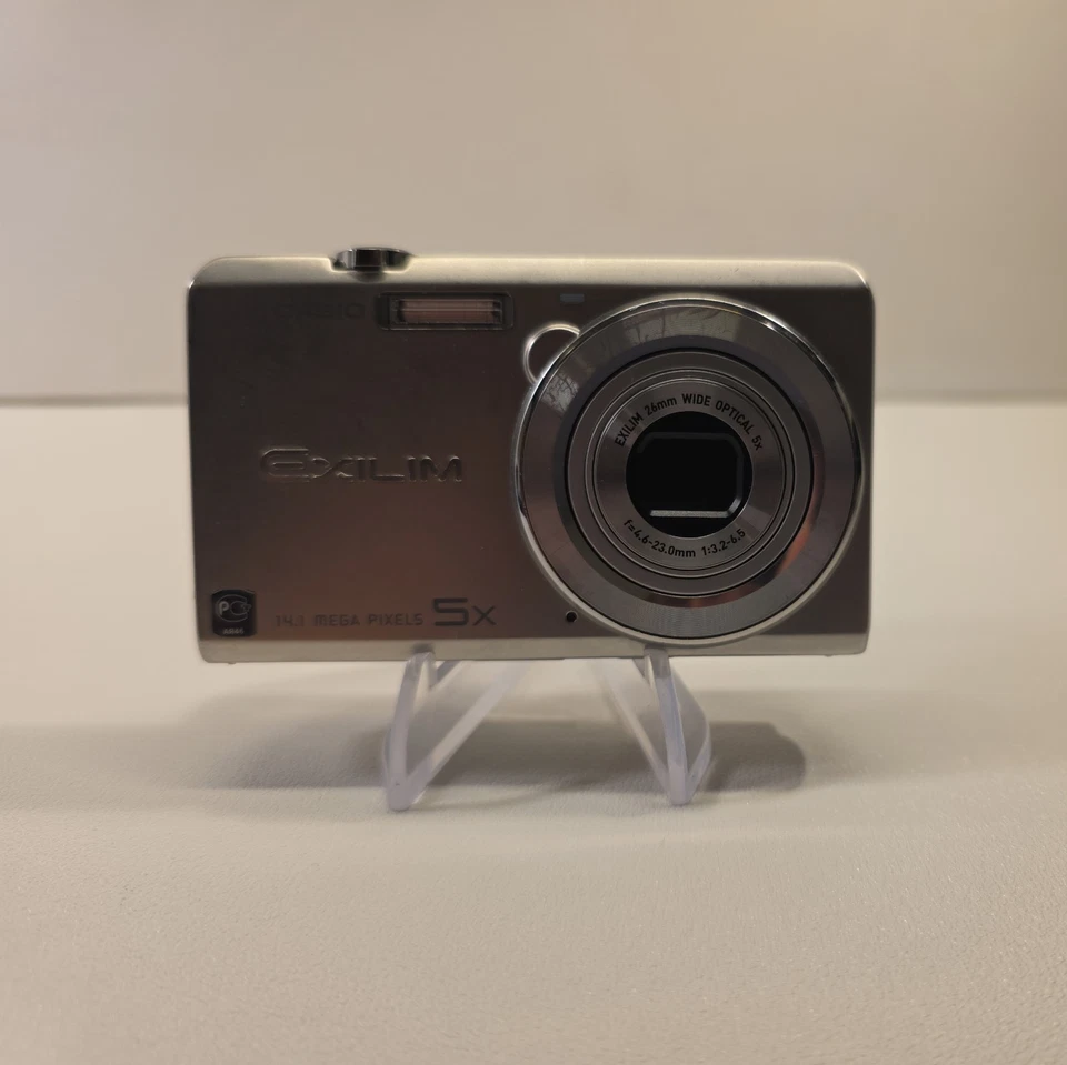 Casio Exilim EX-ZS10 Digitalkamera Kamera Digicam Silber Lesen!