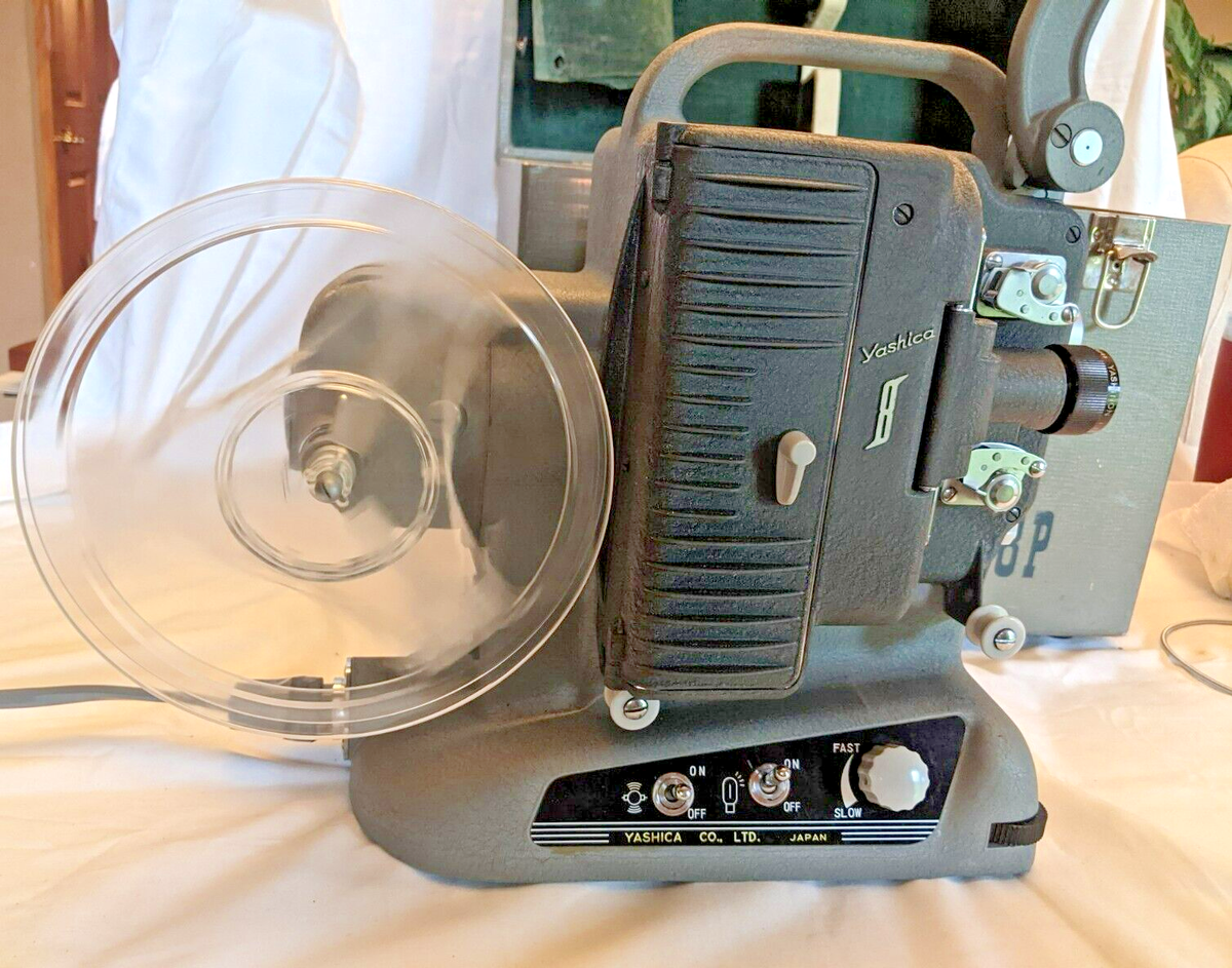 YASHICA 8P ヤシカ8mm映写機  (本体+専用ケース) YASHICA 8P ヤシカ8mm映写機 (本体+専用ケース)