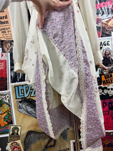 Vestido De Colección Años 70 Marfil Púrpura Floral Encaje Perla Manga Larga Cinturón Estilo Gunne Sax - Imagen 7 de 16
