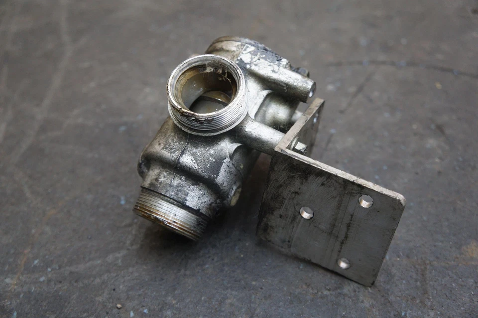 Termostato de temperatura de aceite 96jv6l635ab OEM Aston Martin V8 Vantage 07 Foto 3 de 4