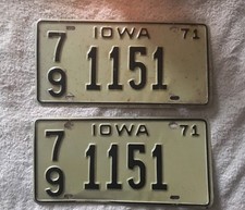 VINTAGE PAIR OF 1971 IOWA LICENSE PLATES