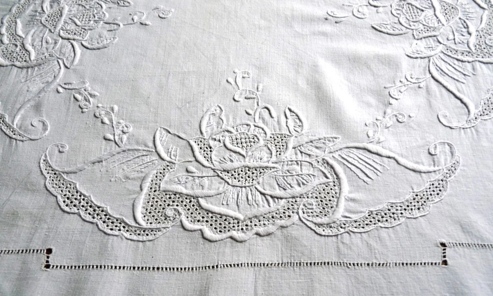 Nappe ancienne en métis fin blanc brodé/Broderie main fleurs jour 109,5/172,5 cm - Photo 4/4