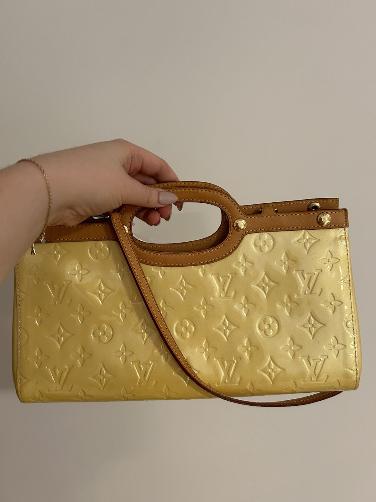 Louis Vuitton Roxbury Drive Shoulder Bag In Vernis Yellow Leather M91374