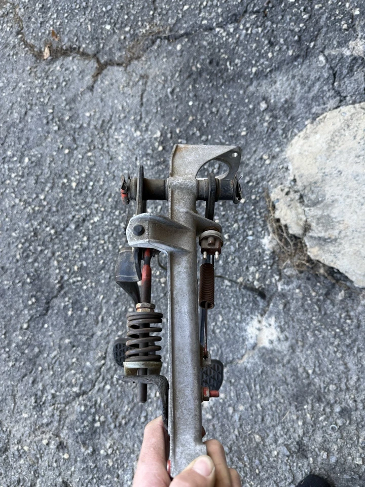 Mercedes Benz 240D 1979 montaje de pedal OEM Foto 3 de 4