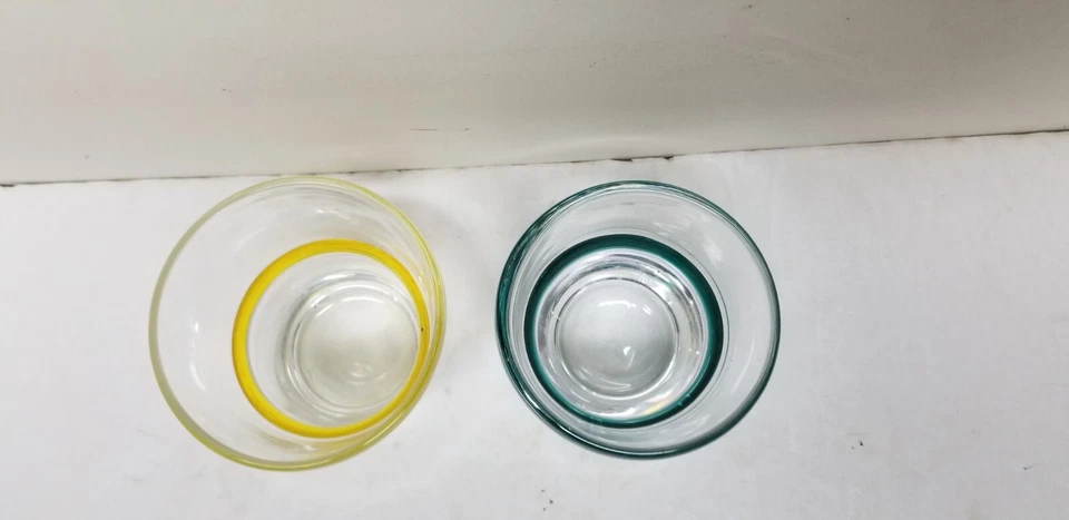 2 VASOS ARTE VIDRIO VERDE AZULADO Y AMARILLO BANDA RIGAREE WHISKY BOLA BAJA ROCAS 4 1/8" Foto 3 de 4