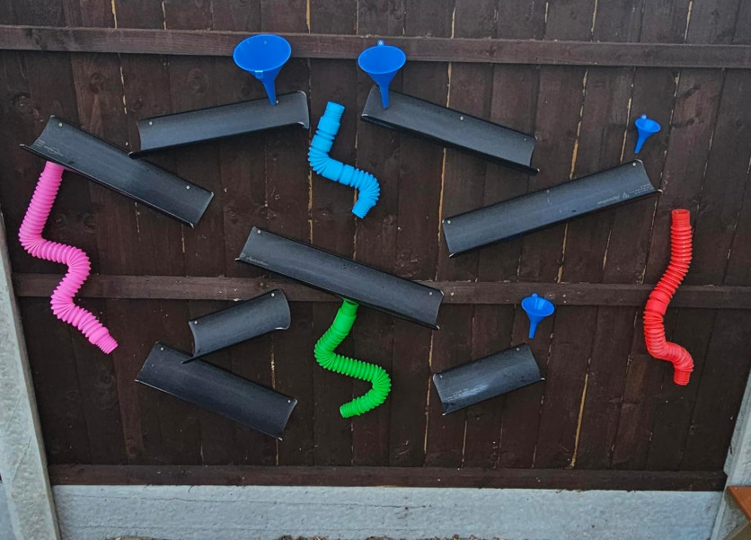 Outdoor Wasserspielset, bunte Activity Röhren und schwarze Wasserrutschen
