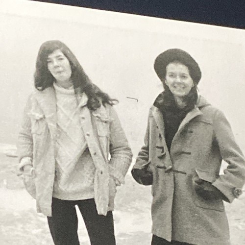 1970 Young Pretty Damas Aire Libre Moda Campana Tejida Abrigos Foto P20L12 - Imagen 6 de 16