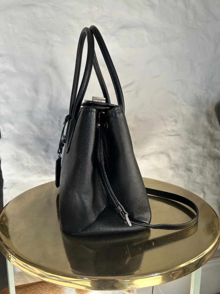 Prada BN2823 Saffiano Cuir Twin Lock Tote Handbag - Nero - Image 2 of 4