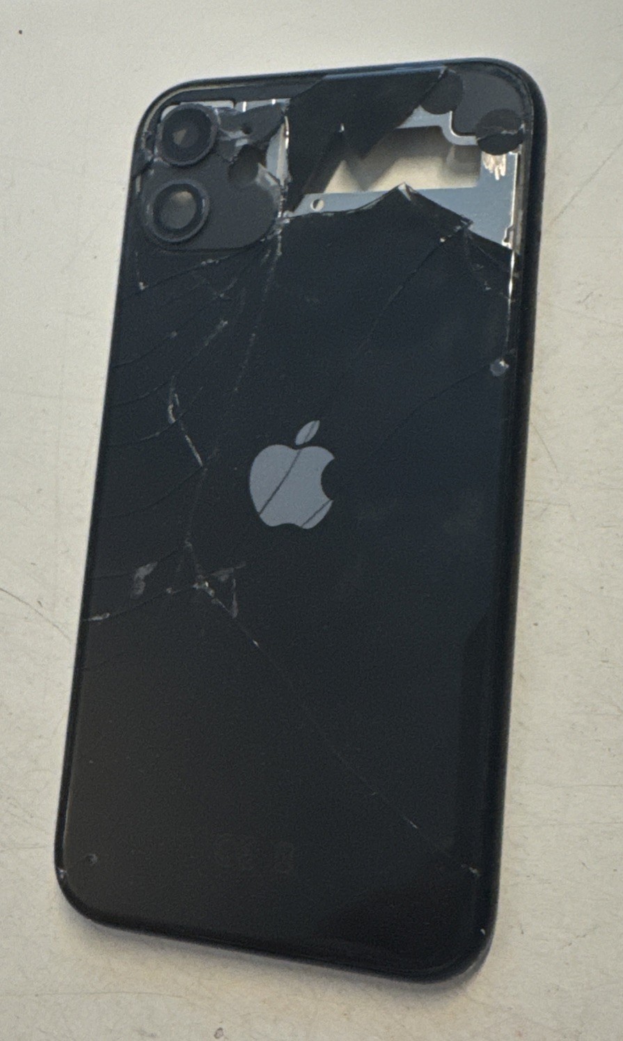 Coque originale Apple iPhone 11 cadre vitre cassée pour reconditionné noir
