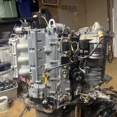 2022 Suzuki DF300 300hp 4-stroke powerhead crankcase assembly