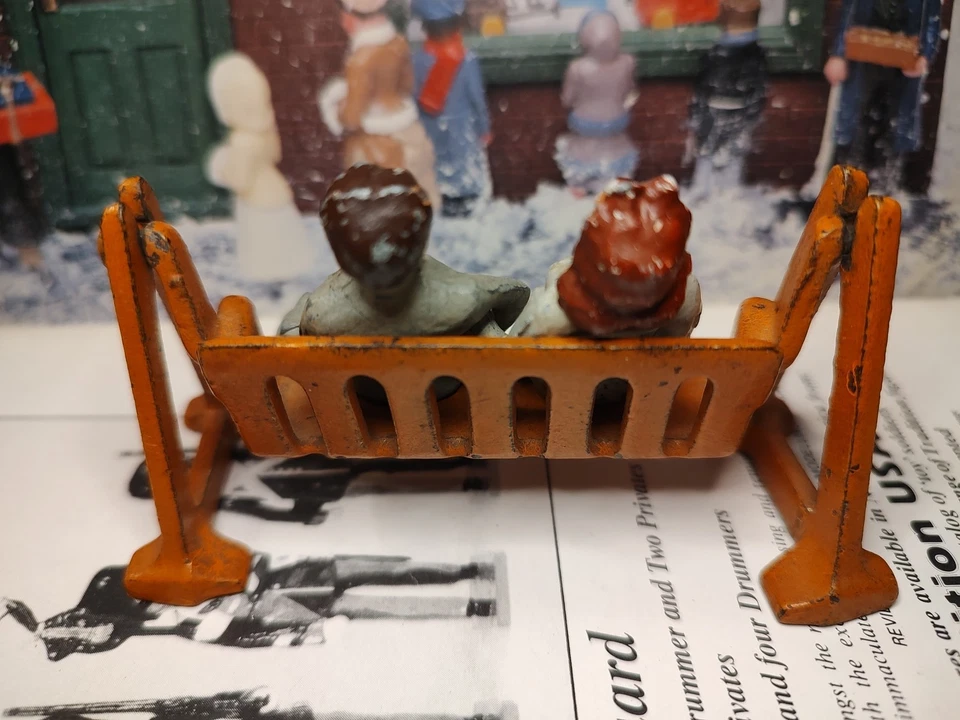 Columpio de césped Manoil hombre y mujer en Kilgore Foto 2 de 3