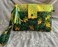 Clutch purse wristlet *100% HANDMADE* cell phone bag,zipper close,pockets green