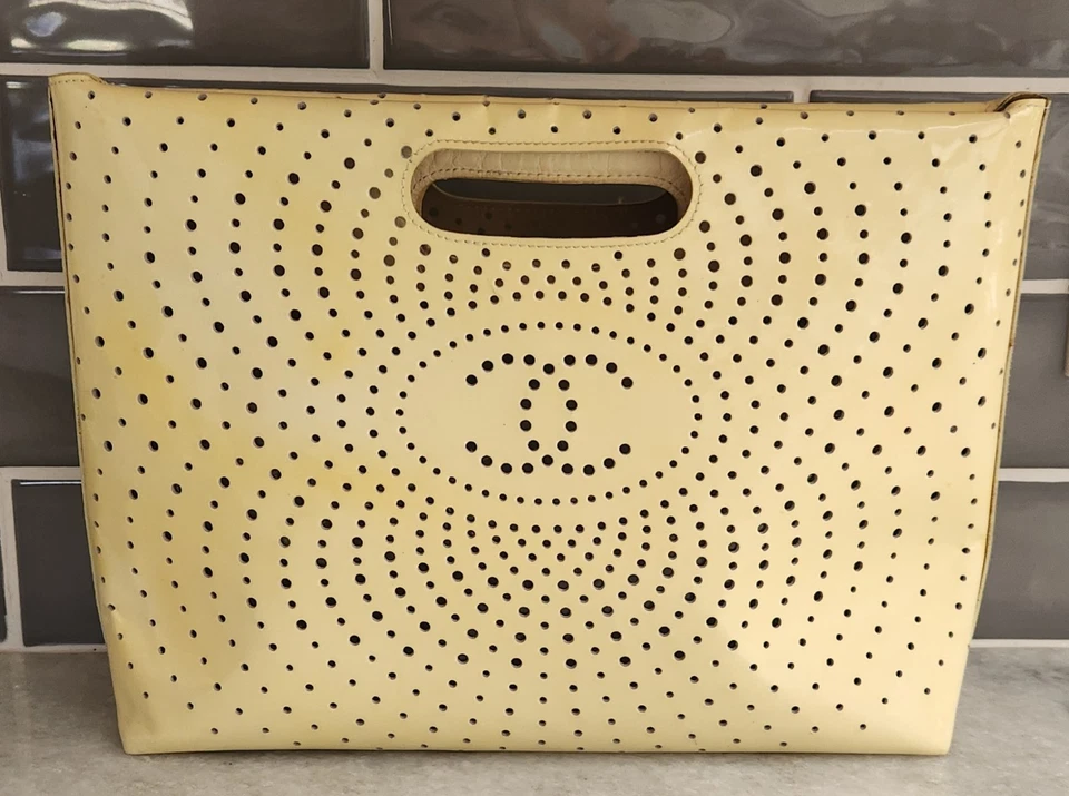 Bolso de Mano Chanel Vintage Perforado Patente CC 2003-2004 Colección Karl Lagerfeld Foto 3 de 4