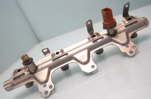 VW PASSAT 3C B7 / 1,8TSI 160PS / RAIL EINSPRITZLEISTE LEISTE / 06J133317M (CF193