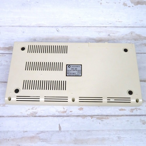 Commodore Vic 20 Computer Gaming w/ Power Supply & Box Sleeve Powers On Untested - Photo 6/22