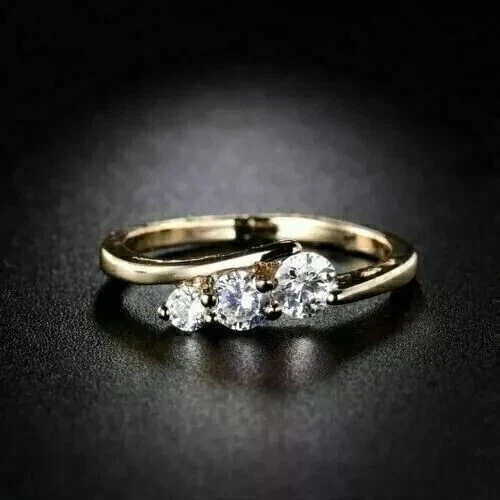 Laboratorio de corte redondo - Anillo de compromiso para mujer con diamantes creados enchapado en oro amarillo de 14K. Foto 4 de 4