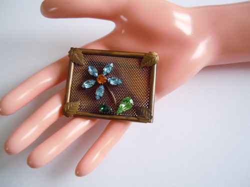 Broche Vintage Gablonz – Fleur En Laiton Filigrané Avec Strass Bleu Saphir, Bijou Rétro Et élégant