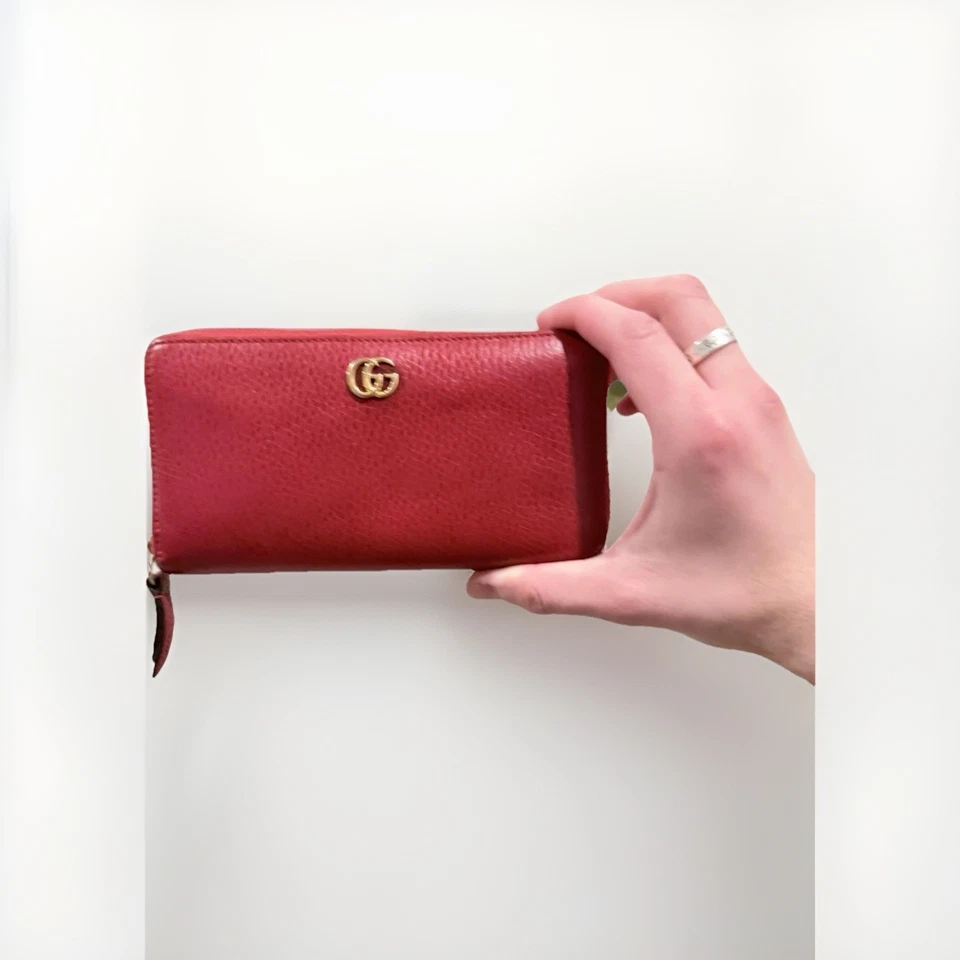Cartera Gucci de cuero rojo con cremallera y logotipo dorado Gucci Marmont GG Foto 3 de 4