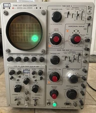 TEKTRONIX TYPE 547 OSCILLOSCOPE TYPE 1A1 DUAL TRACE PLUG IN UNIT **POWERS ON**