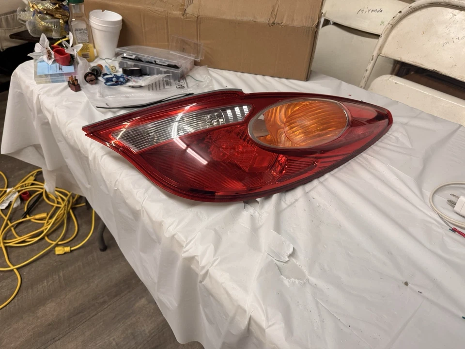 Conjunto de luces traseras laterales derecho para pasajero Toyota Solara 2004-2006 diestro OEM Foto 3 de 4