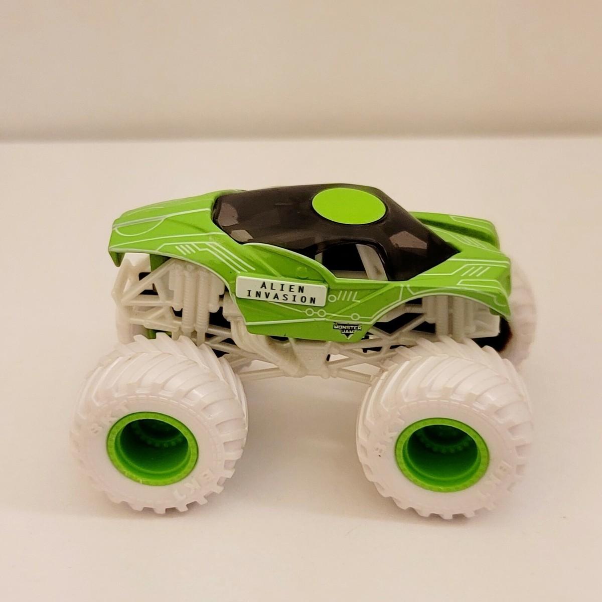 Alien Invasion Monster Truck Monster Jam 1:64 2 Pack Alien Invasion