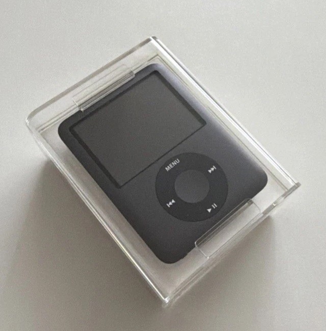 New Sealed Old Stock Apple iPod Nano 3rd Generation - Rare Collectors Piece 2007