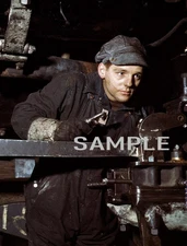 1942  YOUNG RAILROAD MECHANIC at the Chicago & North Western Shop PHOTO
