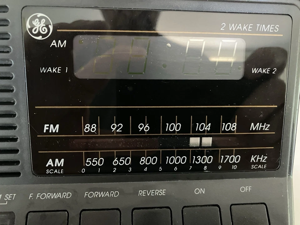 Radio reloj despertador digital AM/FM vintage GE 7-4648B Foto 4 de 4