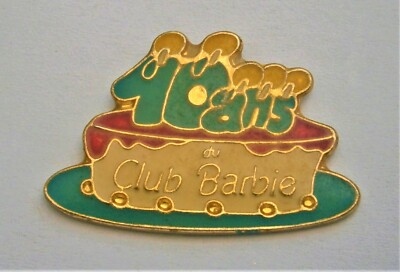 H602:) Emaille Club Barbie Puppe 10th Anniversary Tortenabzeichen Krawatte Anstecknadel