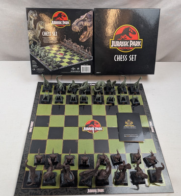 Jurassic Park The Noble Collection Chess Set Dinosaur Figures 32 Pieces COMPLETE