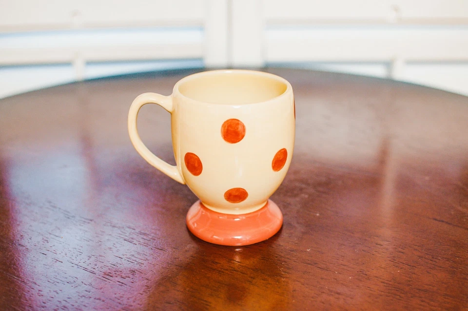 Caneca Southern Living Gail Pittman Siena com pedestal de bolinhas, conjunto de 4 - Imagem 2 de 2